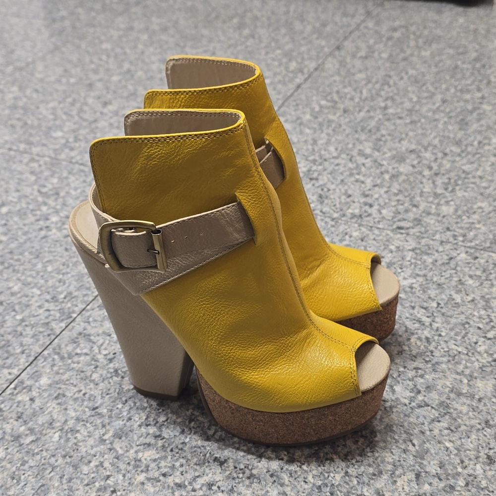 GoMax Yellow Wedge Heels. Size 6.5